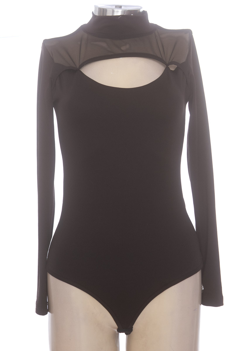 Top / Camiseta color Negro - Closeando