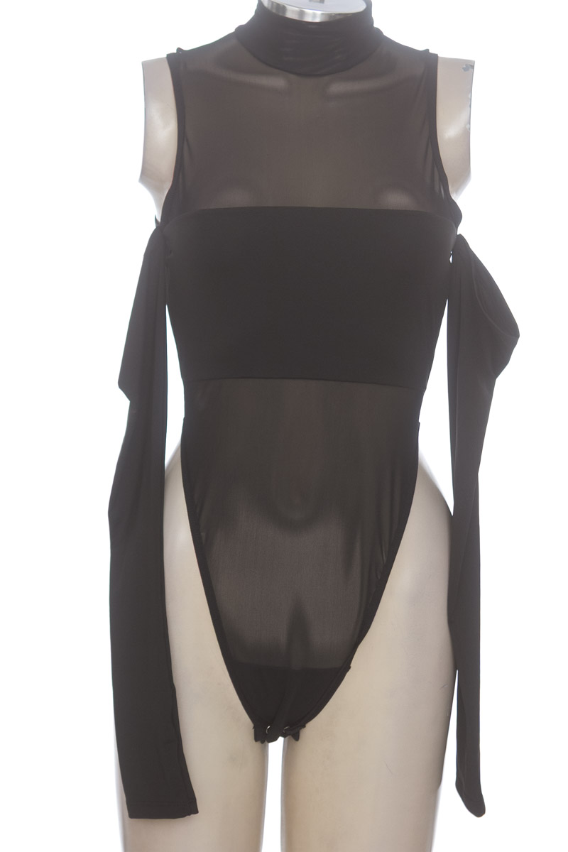 Top / Camiseta color Negro - Closeando