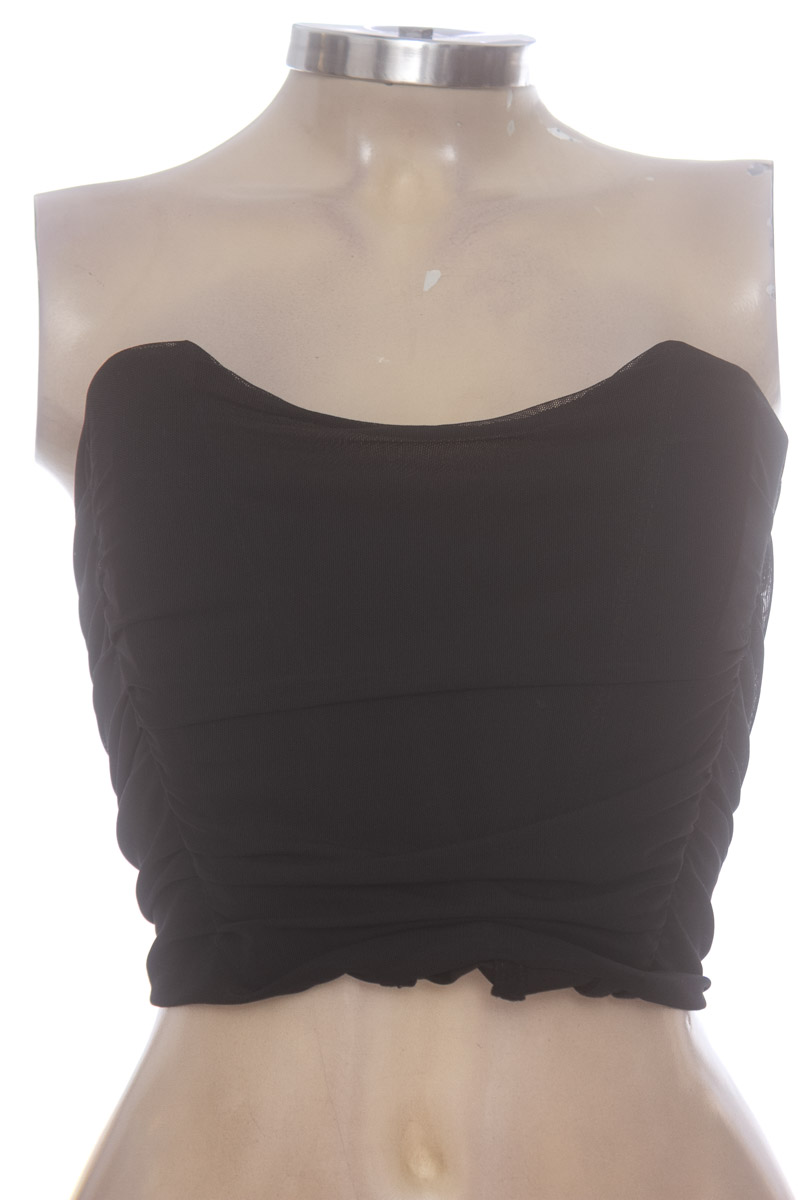 Top / Camiseta color Negro - Closeando