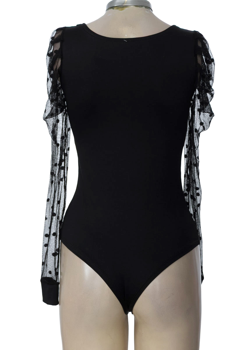 Top / Camiseta color Negro - Closeando