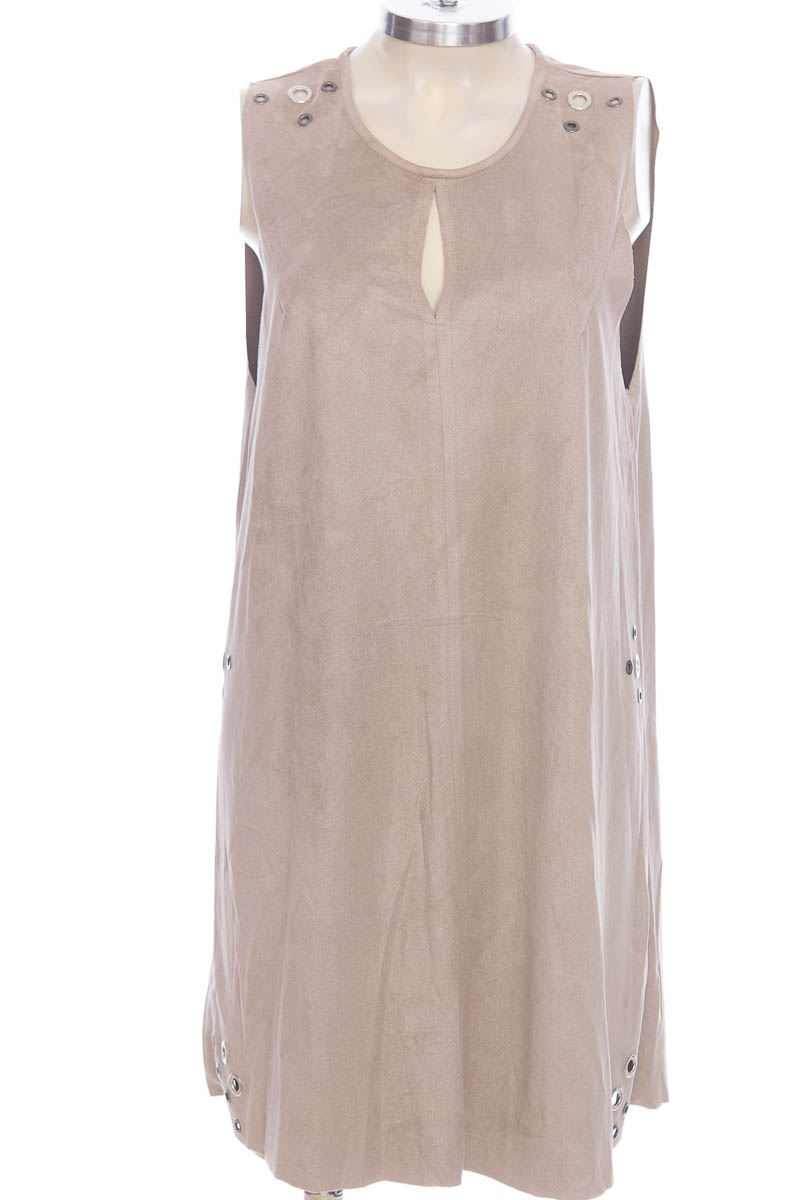 Vestido / Enterizo color Beige Blush Noir Closeando