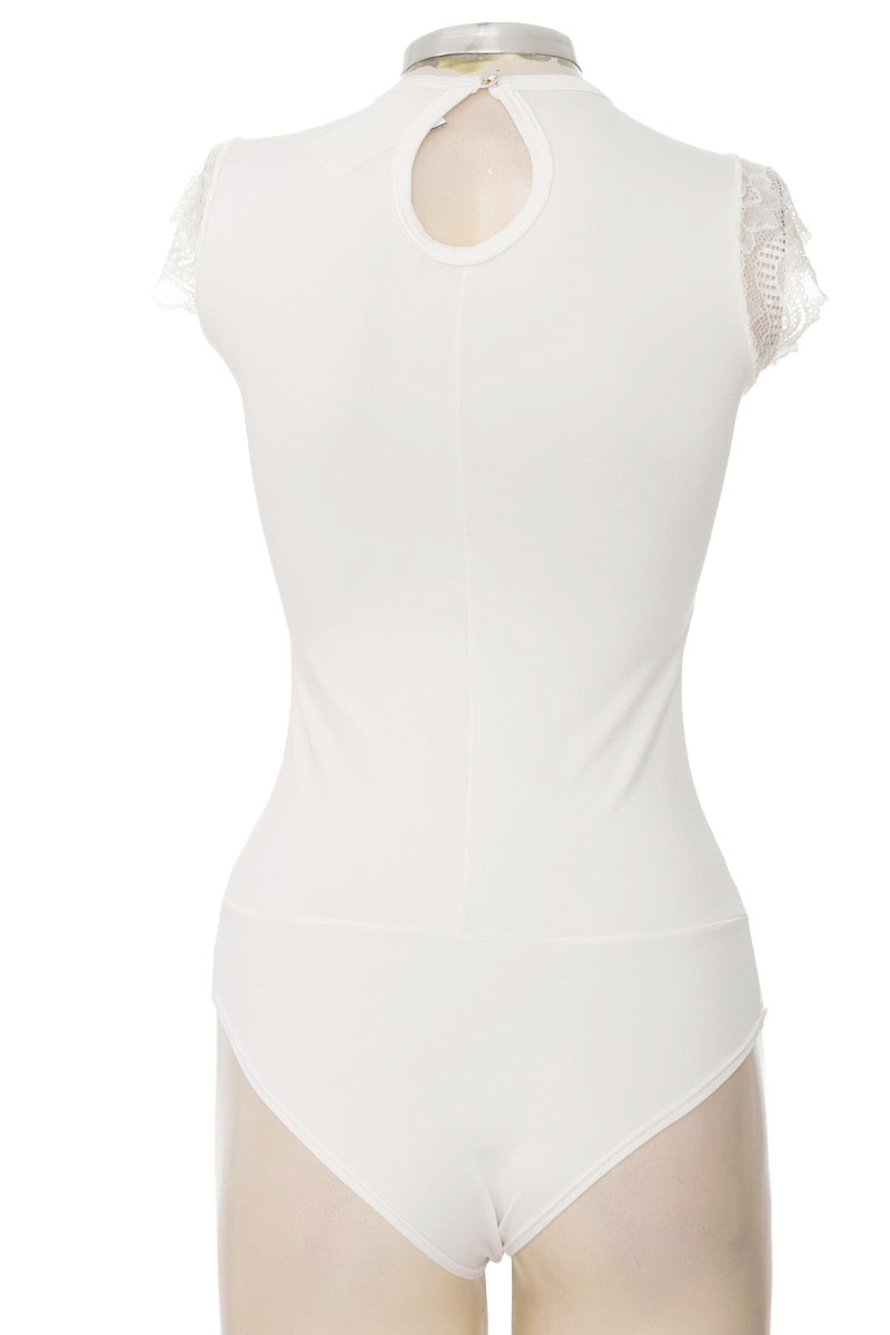 Top / Camiseta color Beige - Closeando