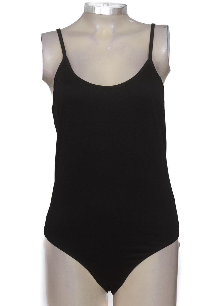 Top / Camiseta color Negro - Closeando