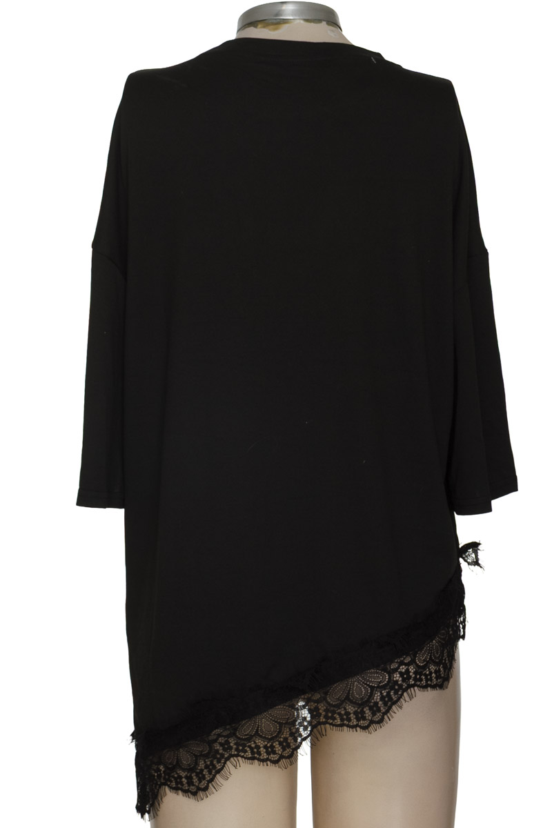 Top / Camiseta color Negro - Closeando