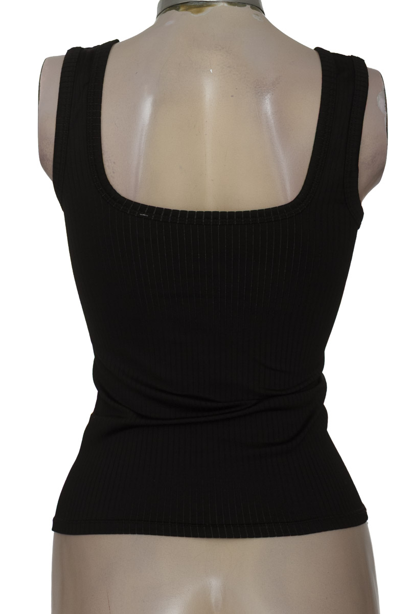 Top / Camiseta color Negro - Closeando