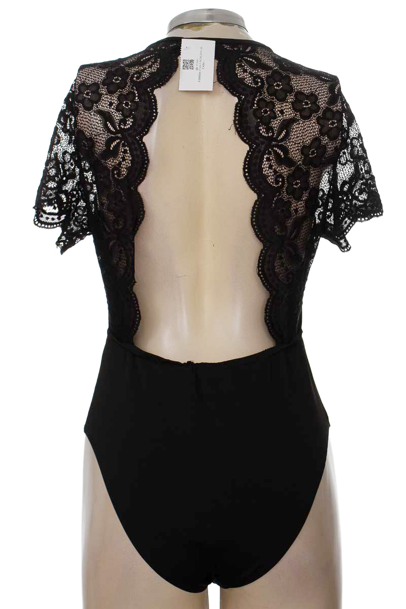 Top / Camiseta color Negro - Closeando