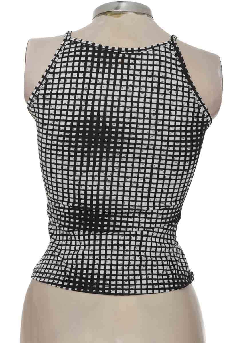 Top / Camiseta color Negro - Closeando