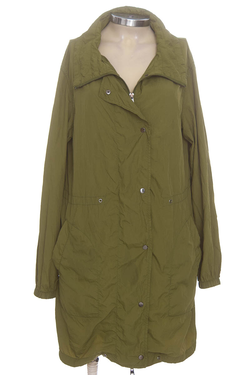 Chaqueta / Abrigo color Verde - Bershka