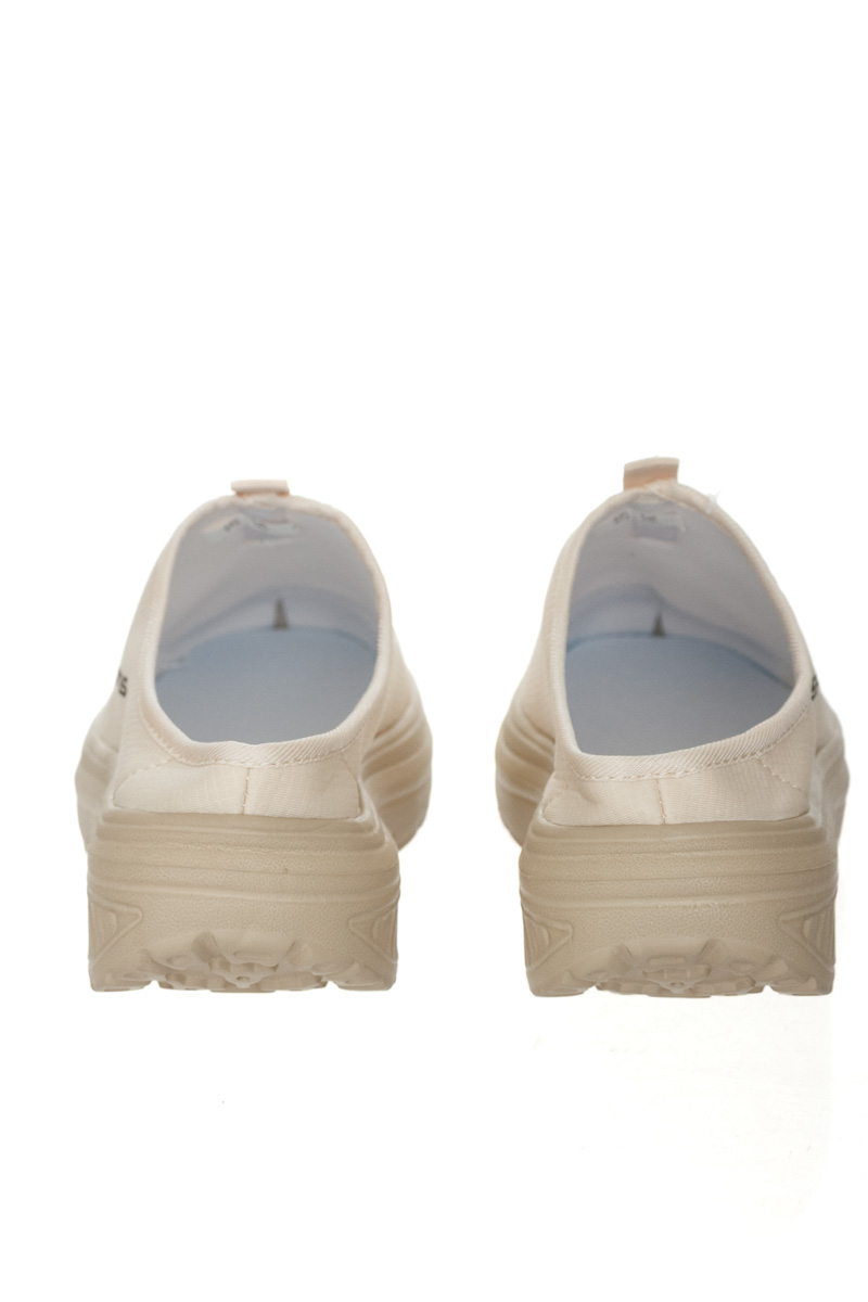 Zapatos color Beige - Closeando