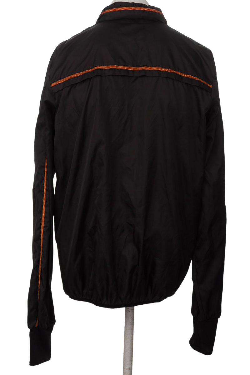 Ropa Deportiva color Negro - Closeando