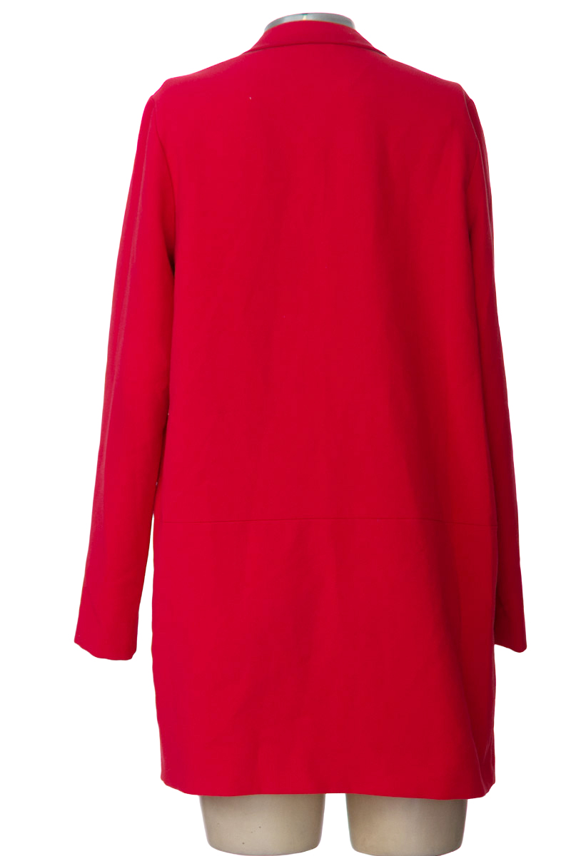 Chaqueta / Abrigo color Rojo - Stradivarius