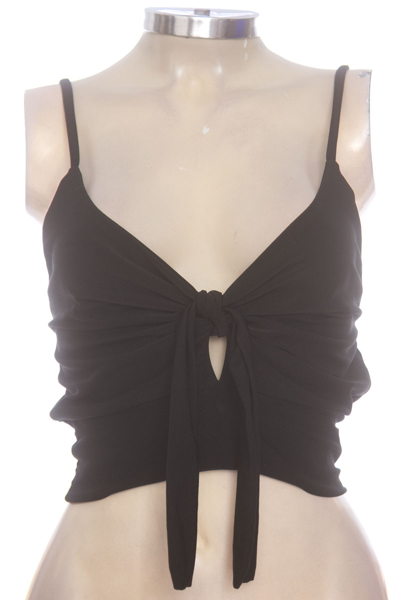 Top / Camiseta color Negro - Closeando