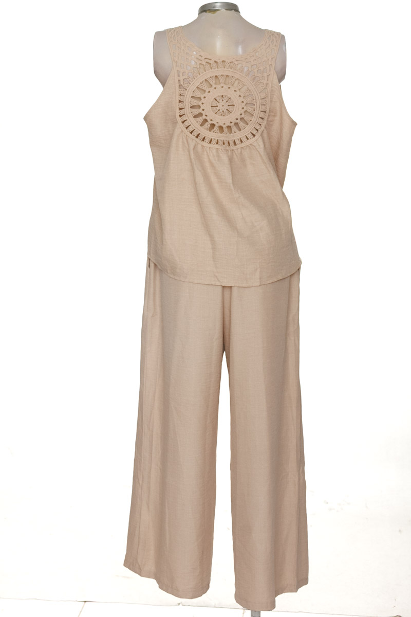 Vestido / Enterizo color Beige - Closeando