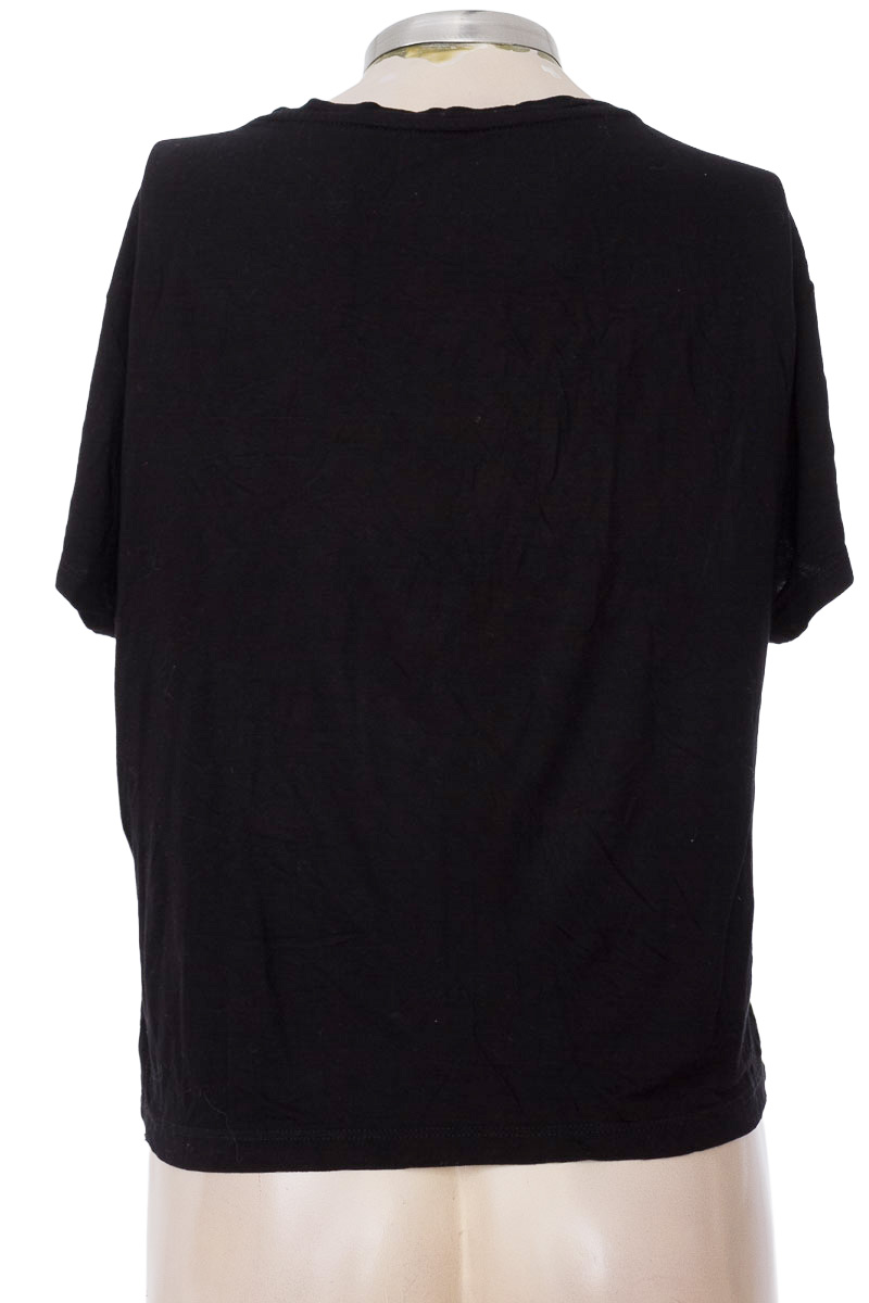 Top / Camiseta color Negro - Closeando