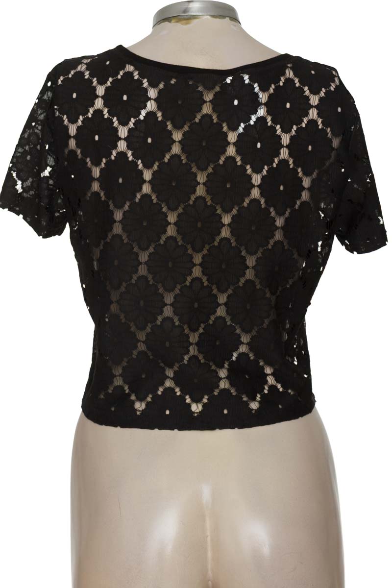Top / Camiseta color Negro - Closeando