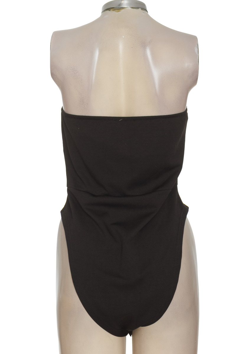 Top / Camiseta color Negro - Closeando