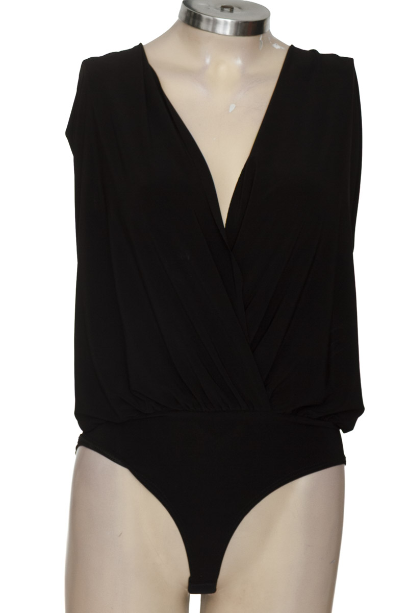 Top / Camiseta color Negro - Closeando