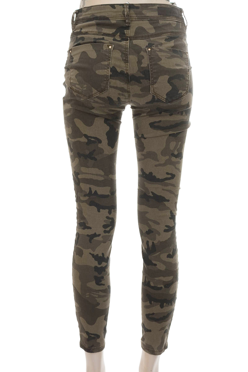 Pantalones color Verde - Stradivarius