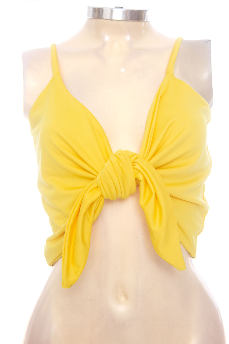 Top / Camiseta color Amarillo - Closeando