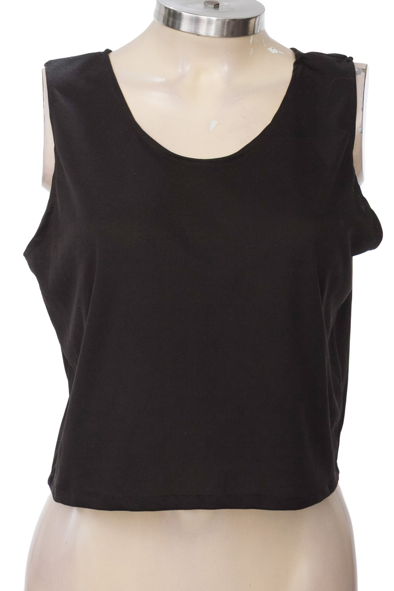Top / Camiseta color Negro - Closeando