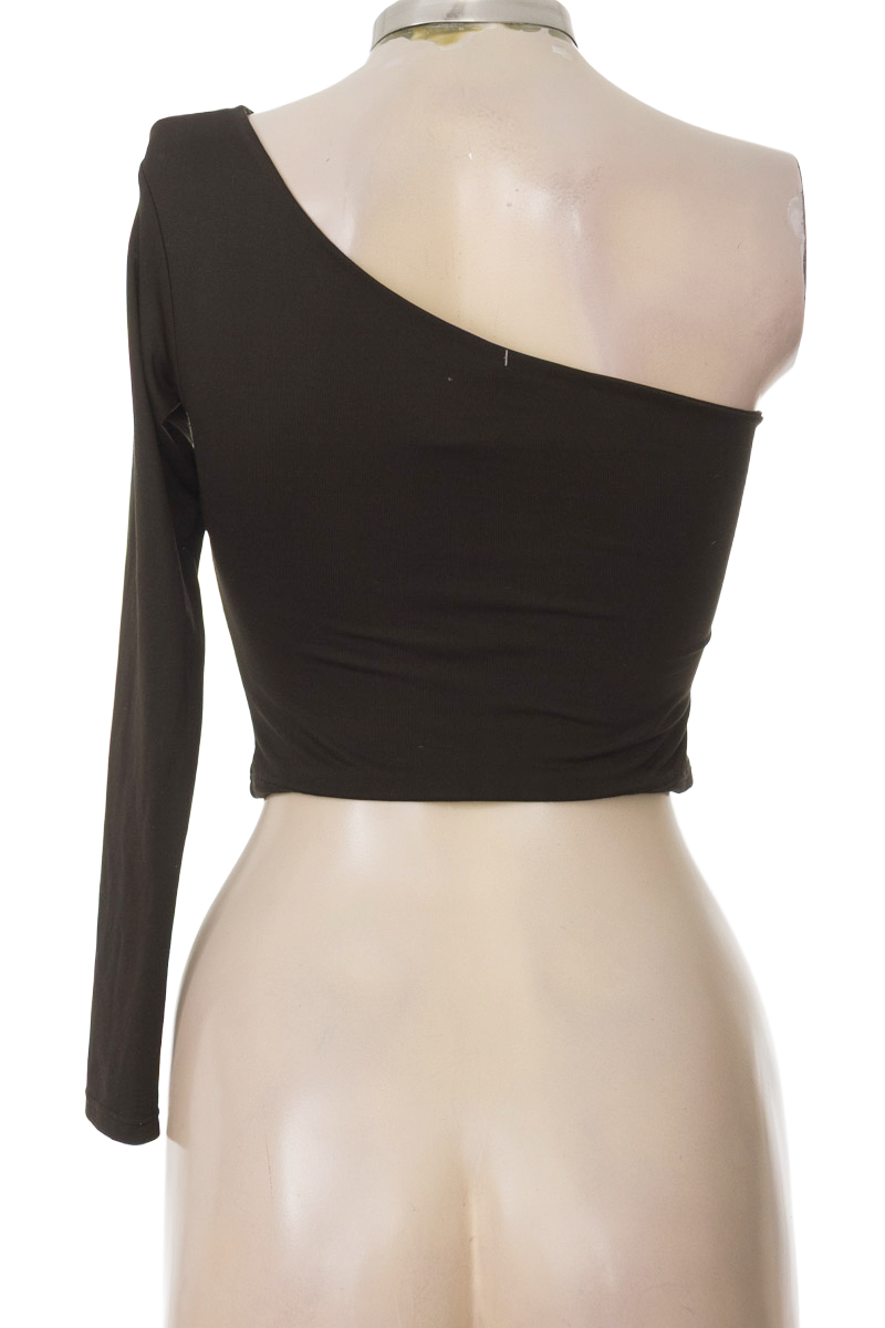 Top / Camiseta color Negro - Closeando