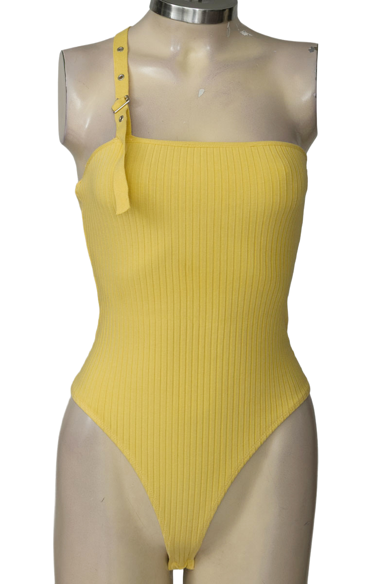 Top / Camiseta color Amarillo - Zara