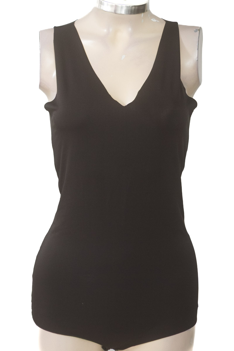 Top / Camiseta color Negro - Closeando