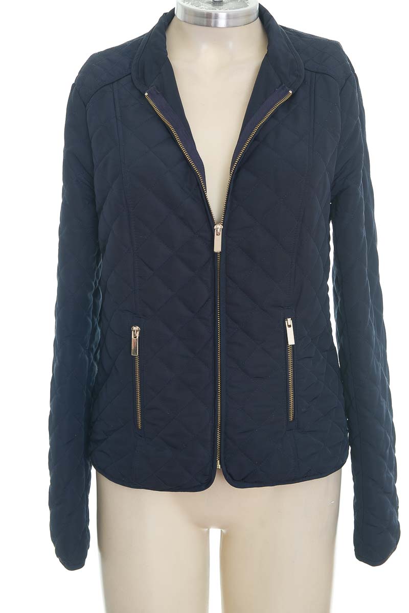 Chaqueta / Abrigo color Azul Stradivarius Closeando