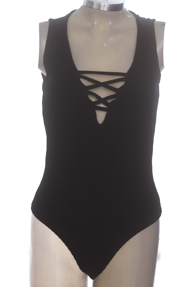 Top / Camiseta color Negro - Studio F