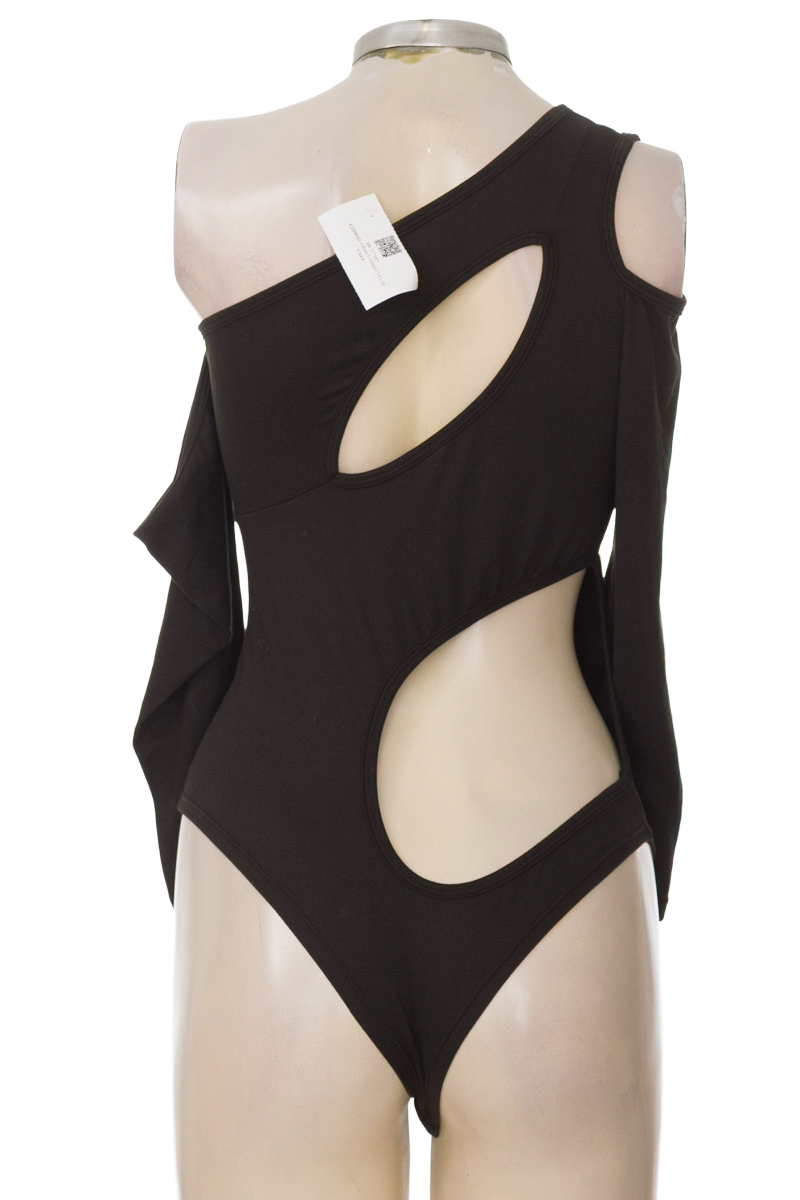 Top / Camiseta color Negro - Closeando