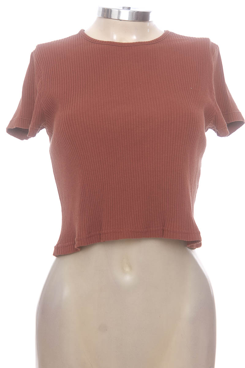Top / Camiseta color Café - Assembly Label