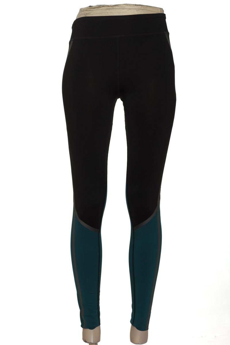 Ropa Deportiva / Salida de Baño color Negro - Closeando