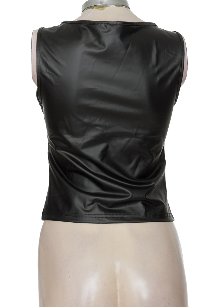 Top / Camiseta color Negro - Closeando