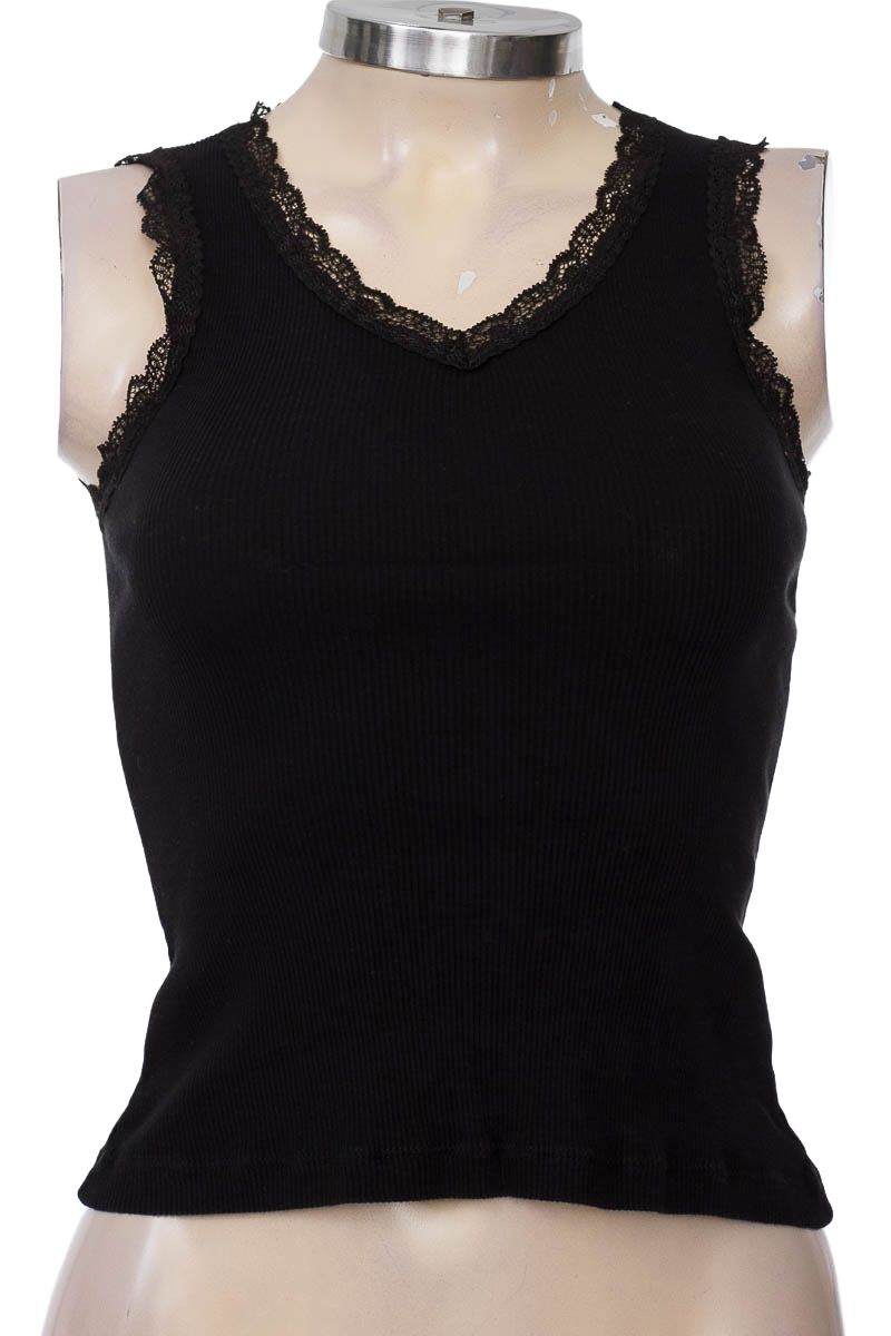 Top / Camiseta color Negro - Closeando