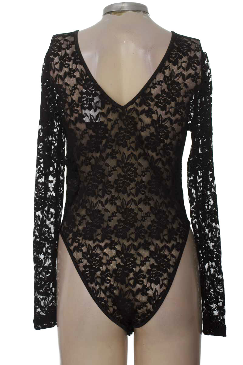 Top / Camiseta color Negro - Closeando