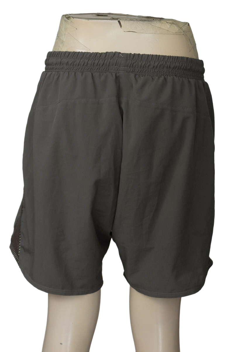 Ropa Deportiva color Gris - Closeando