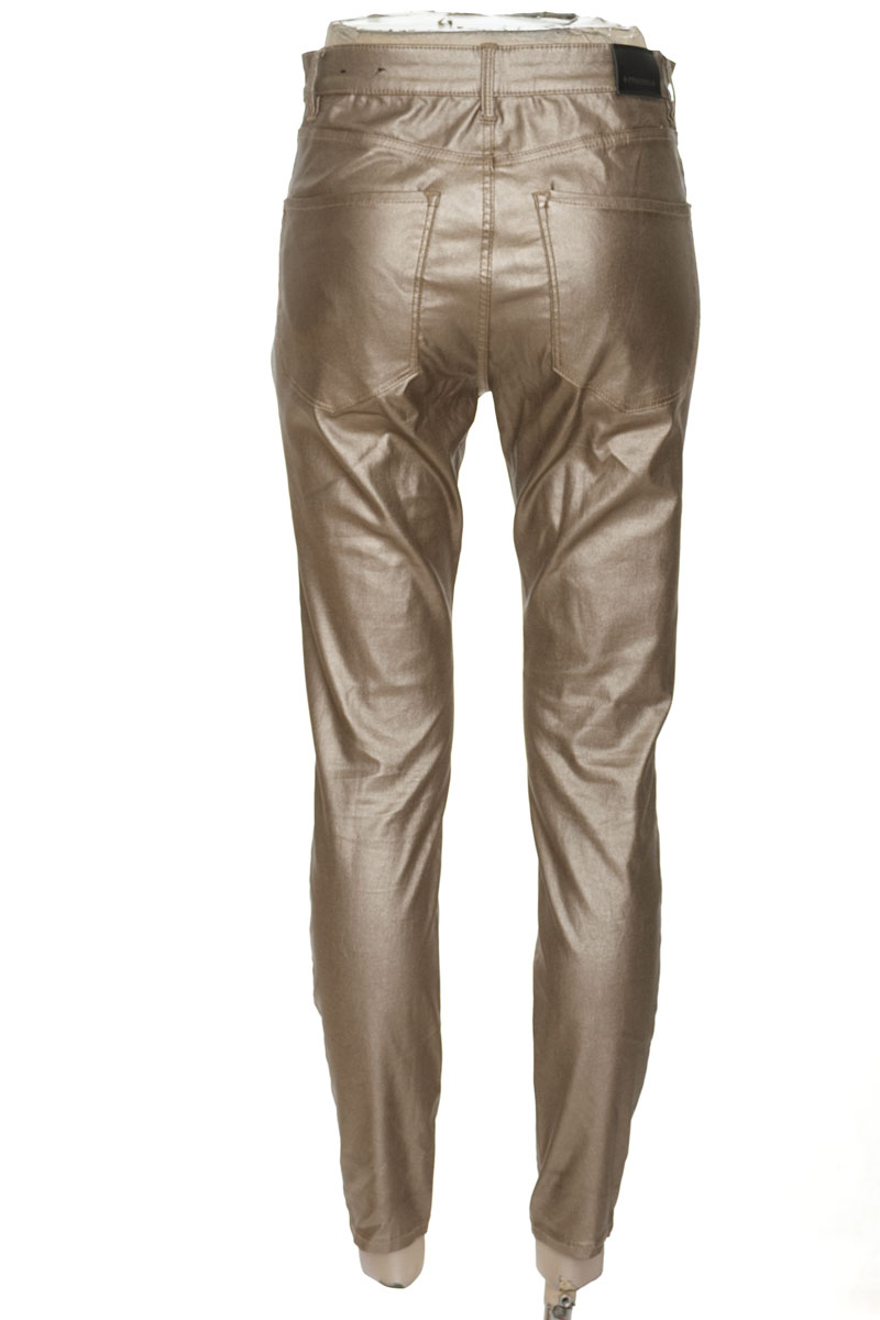 Pantalones color Dorado - Stradivarius