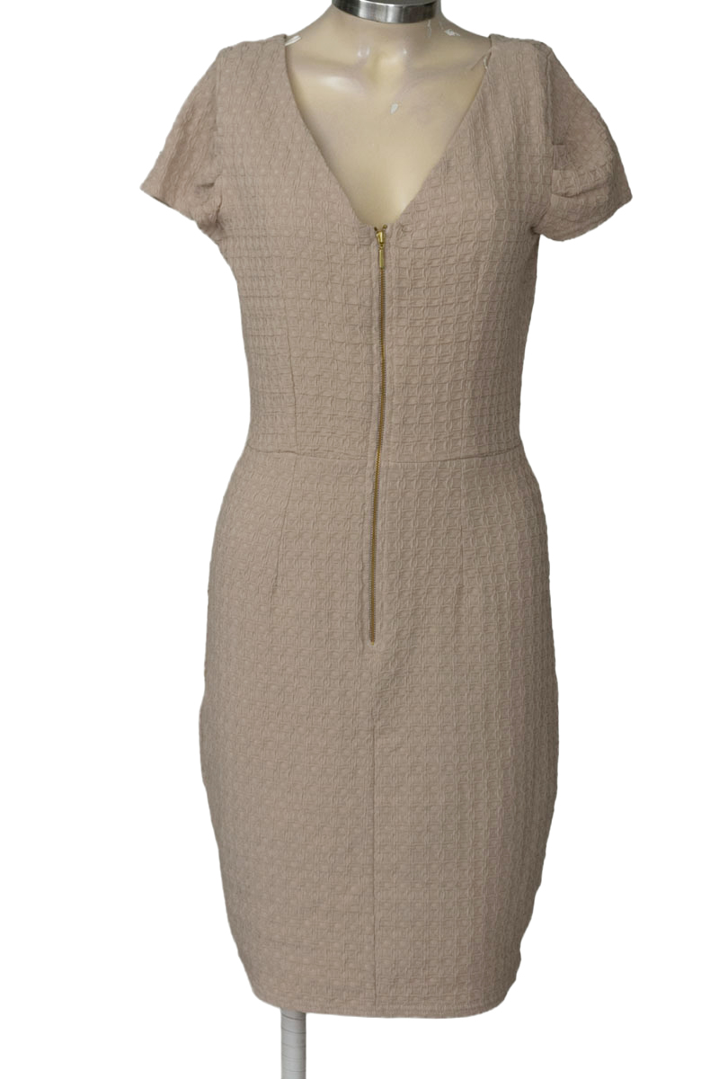 Vestido / Enterizo color Beige - Closeando