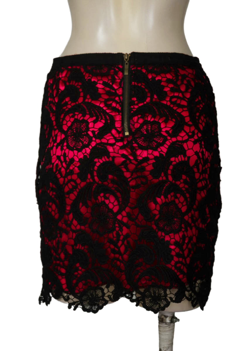 Falda color Rojo - Closeando
