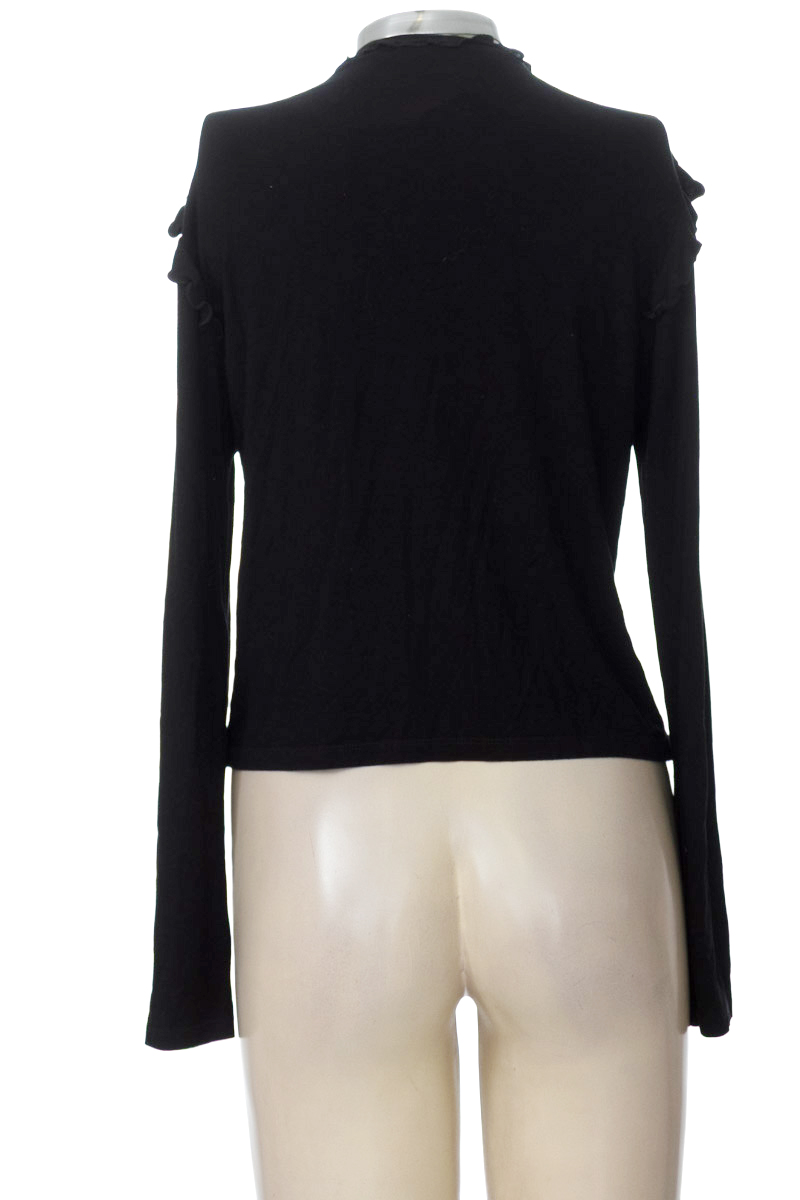 Top / Camiseta color Negro - Closeando