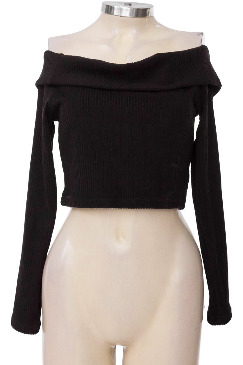 Top / Camiseta color Negro - Closeando