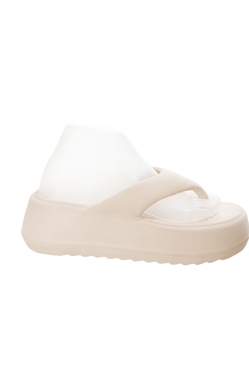 Zapatos color Beige - Closeando