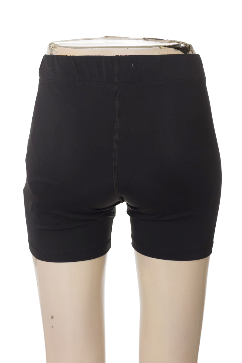 Ropa Deportiva / Salida de Baño color Negro - Closeando