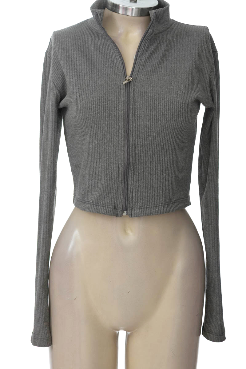 Sweater color Gris - Closeando