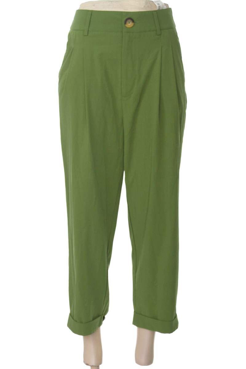 Pantalones color Verde - Stradivarius