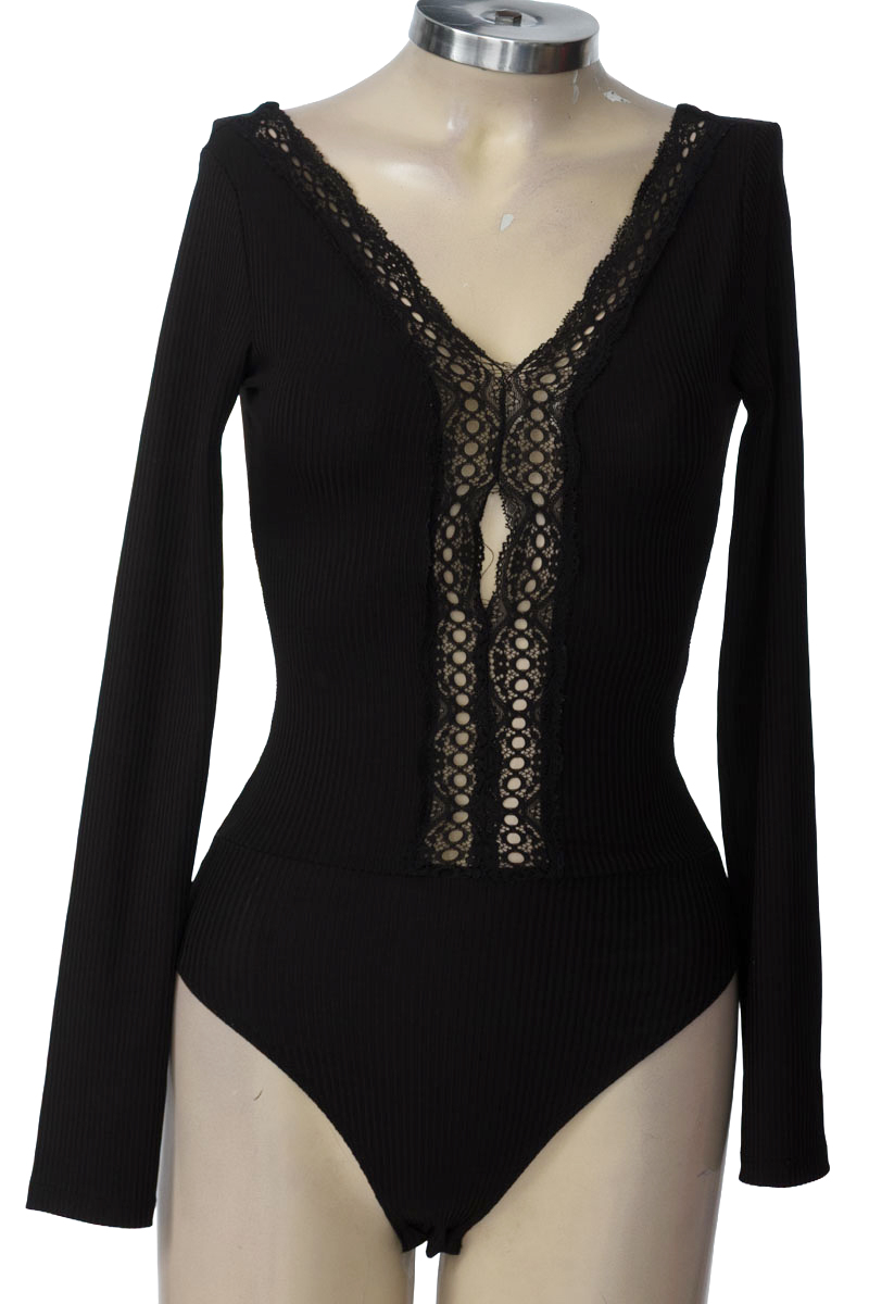 Top / Camiseta color Negro - Closeando