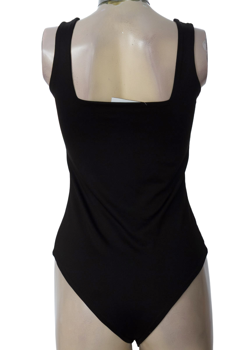 Top / Camiseta color Negro - Closeando