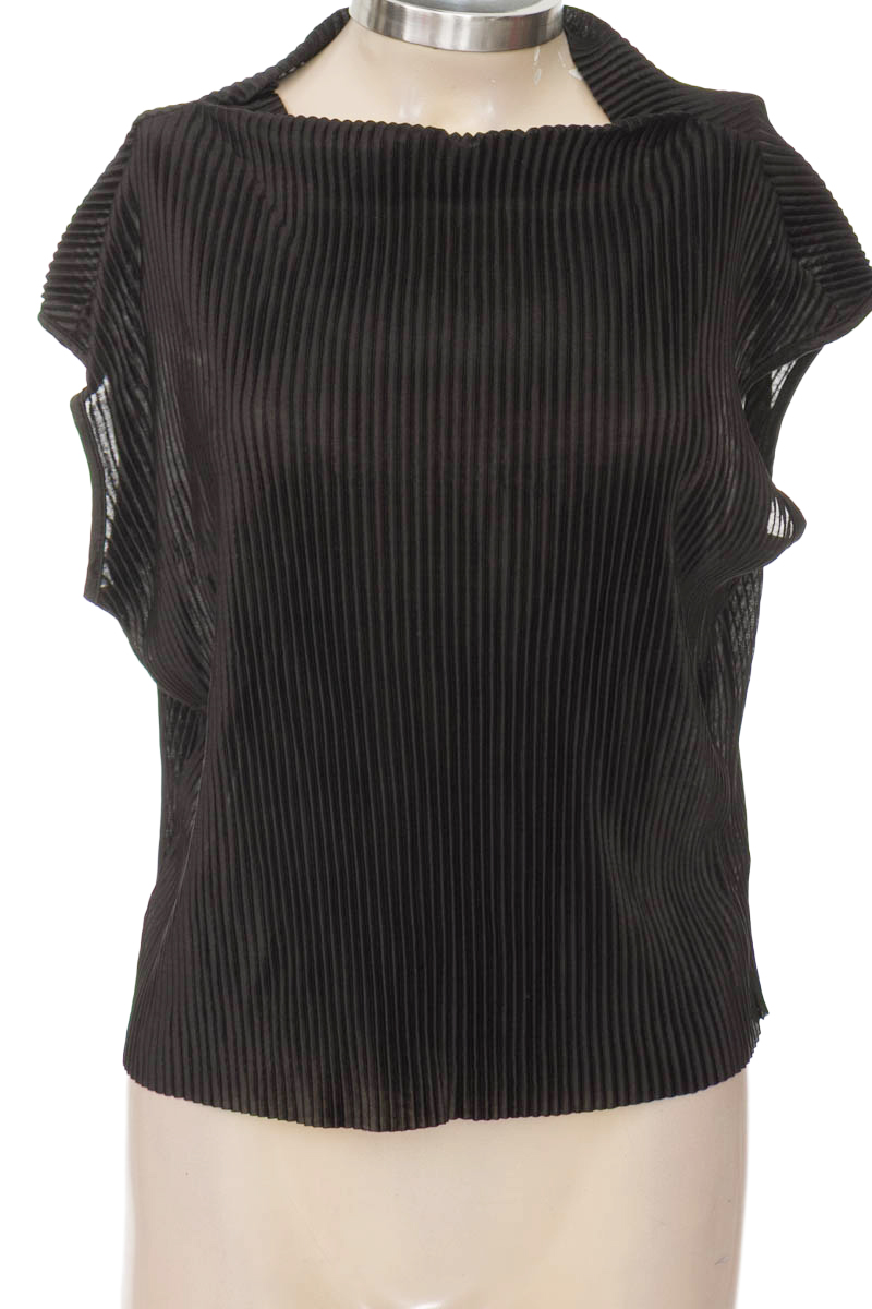 Top / Camiseta color Negro - Closeando