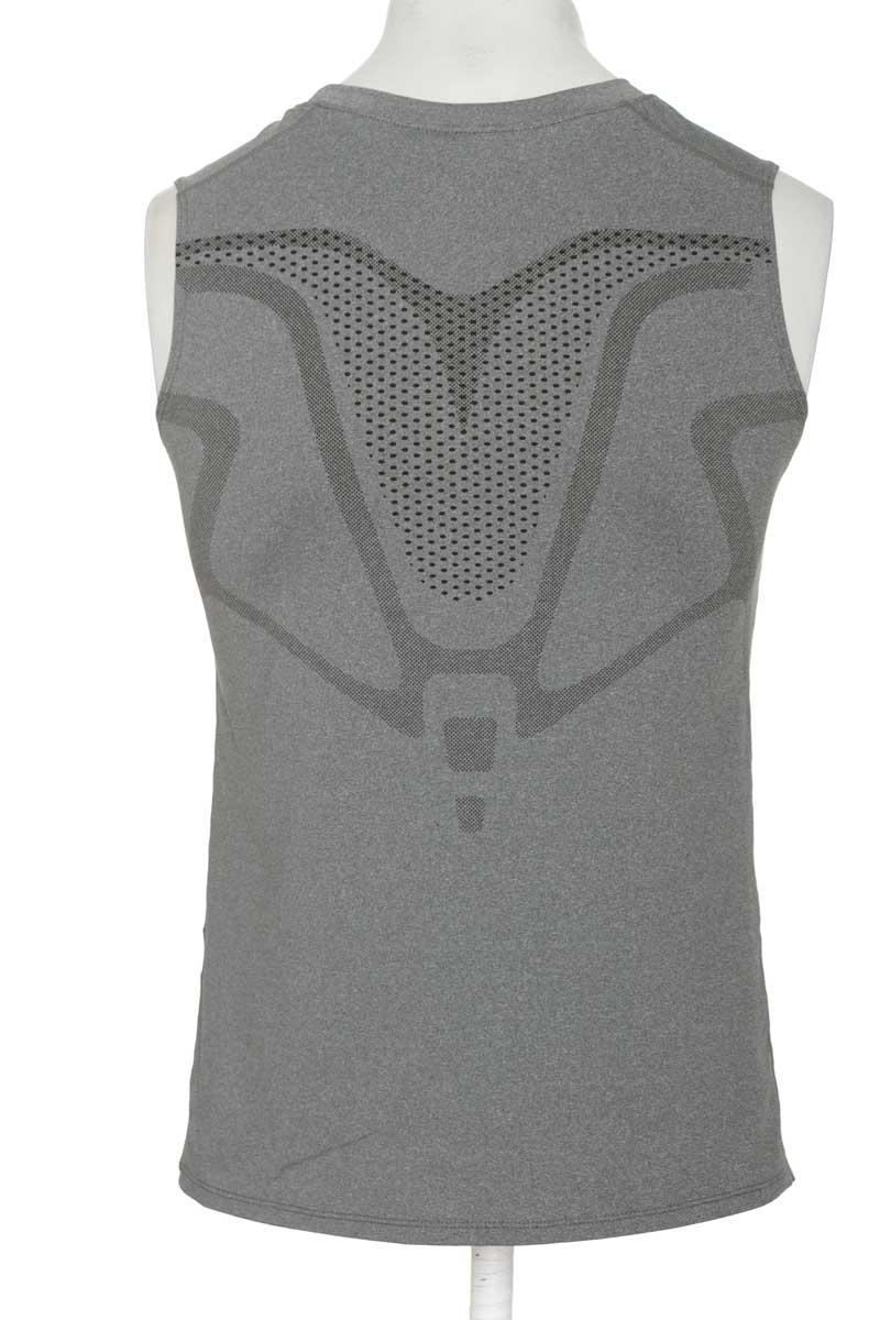 Ropa Deportiva color Gris - Closeando