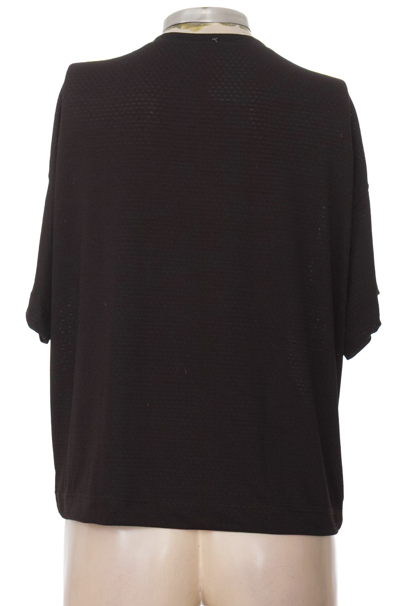 Ropa Deportiva / Salida de Baño color Negro - Hilo Rojo